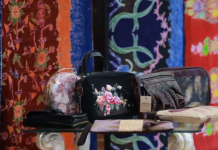 Wali Kota Eri kenalkan batik Surabaya di “Karnaval Nang Tunjungan”