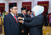 Sematkan Satyalencana Karya Satya pada 625 Guru Jatim, Gubernur Khofifah Sampaikan Terima Kasih Atas Dedikasi Bangun Karakter dan Cerdaskan Generasi Penerus Bangsa
