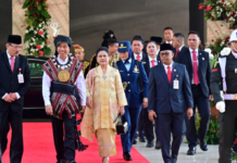 Berbusana Adat Tanimbar, Presiden Jokowi Sampaikan Pidato di Gedung Nusantara