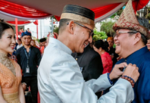 Upacara HUT ke-78 RI, Menparekraf-Wamenparekraf Kompak Kenakan Baju Nusantara