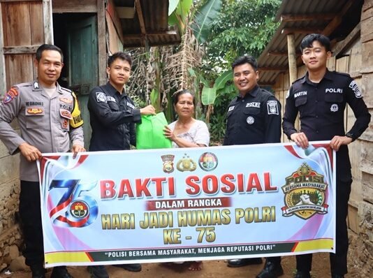 HUT Humas Polri ke-75, Polres Lebong Berbagi Sembako dengan Warga