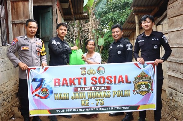HUT Humas Polri ke-75, Polres Lebong Salurkan 10 Paket Sembako untuk Warga 1