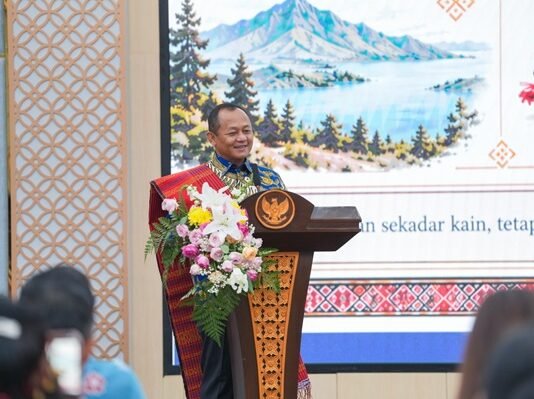 Menperin: Ulos Tak Cukup Dilestarikan, Harus Hidup dan Menghidupi Para Perajin